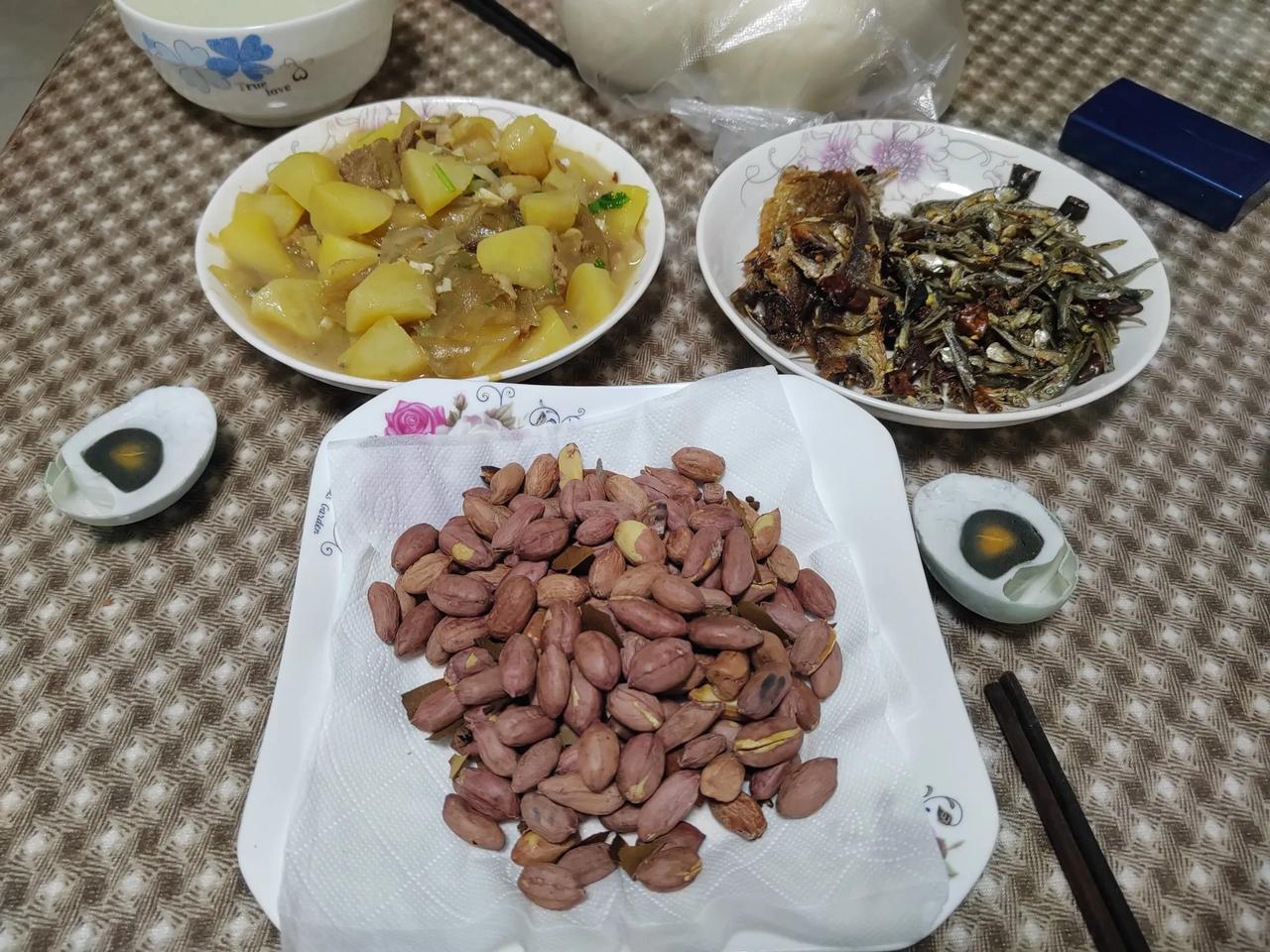 昨天晚上老妈打电话说，今天三弟媳妇给送饭，并且看着输液，让我不要去了，在家里休息