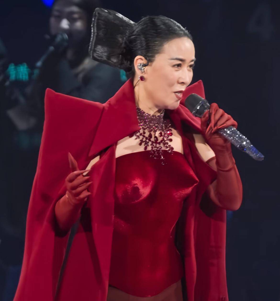 8月22号，那英在北京开演唱会。名字叫啥来着，"我来，因为你在"。开场第一首《征