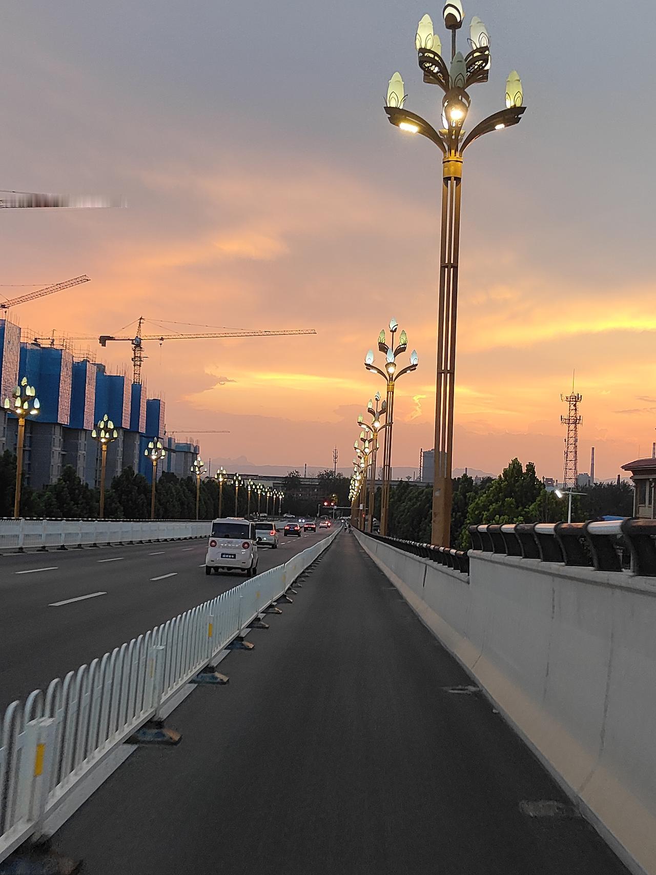 住在邢台的小伙伴您发现了吗？最近邢台的夕阳，如今邢台傍晚时分的夕阳仿佛是刻在这座