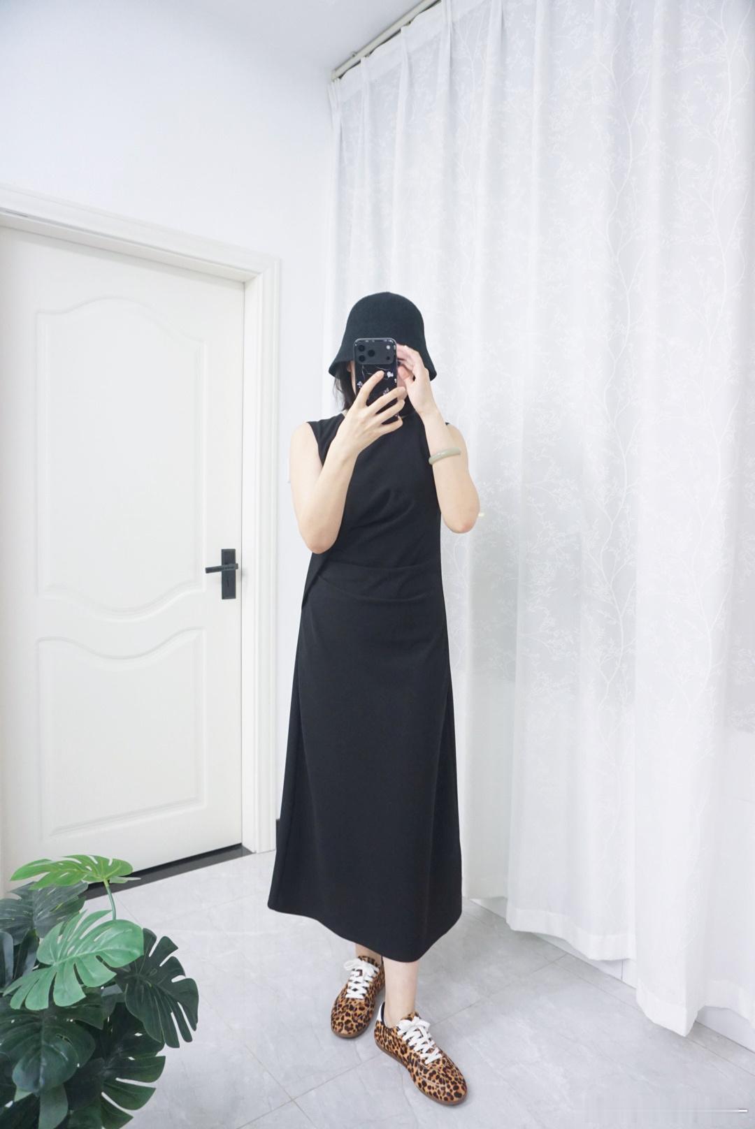 风衣搭配连衣裙也可以～侧面看蛮显瘦的！看不出来有120斤吧？​​​