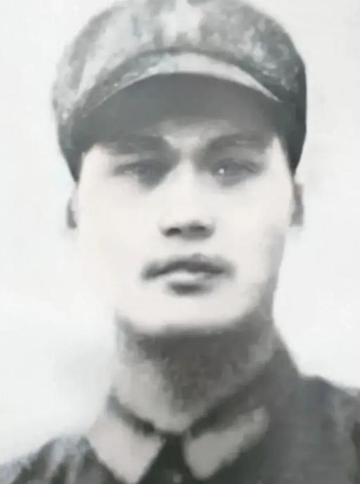 1979年，为了掩护战友突围，郑宏余和两名机枪手留下来阻击越军。激战中，两名战友