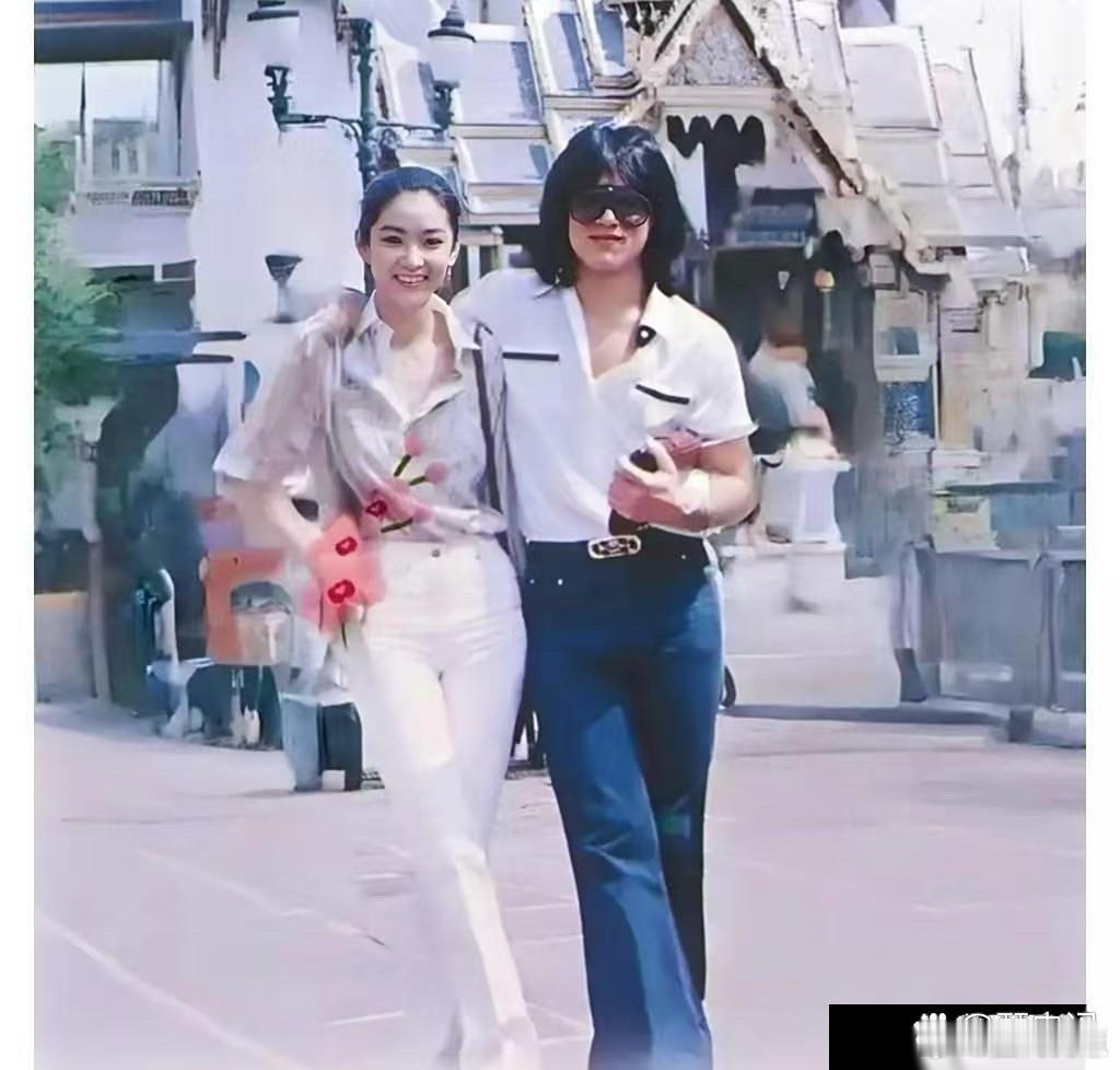1979年的街头美好定格，25岁林青霞与成龙同框游玩，她美得惊艳时光，他帅得意气