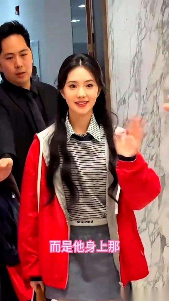 张艺谋选角，看的根本就不是脸。他镜头底下过筛子一样选人，最后把宝押在刘浩存身上