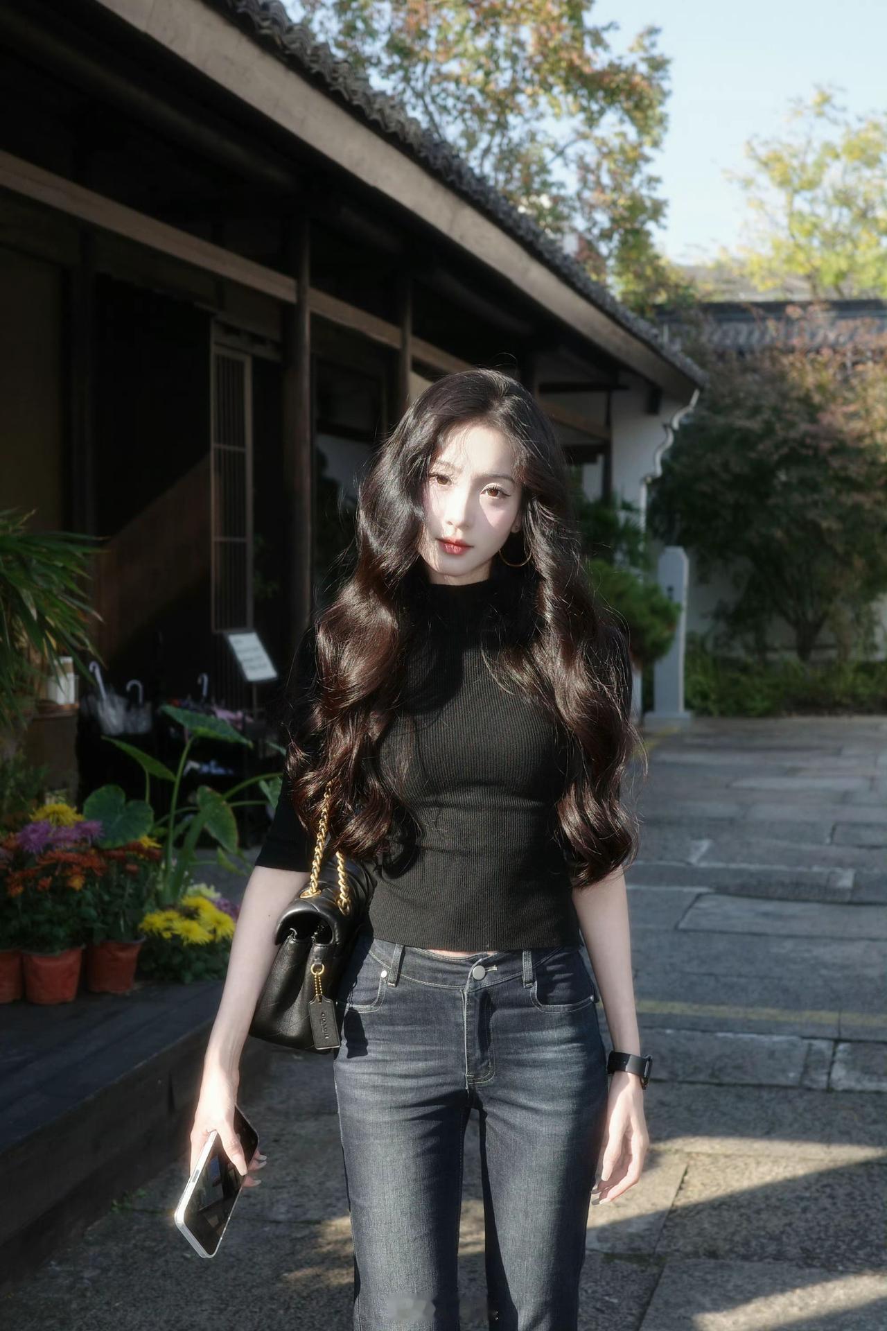 优雅黑衣少女，漫步在古风庭院中