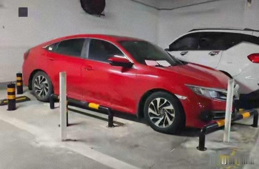 担心的事情还是发生了，湖南占车位事件迎来结局，占位的思域车开走了，车位业主要