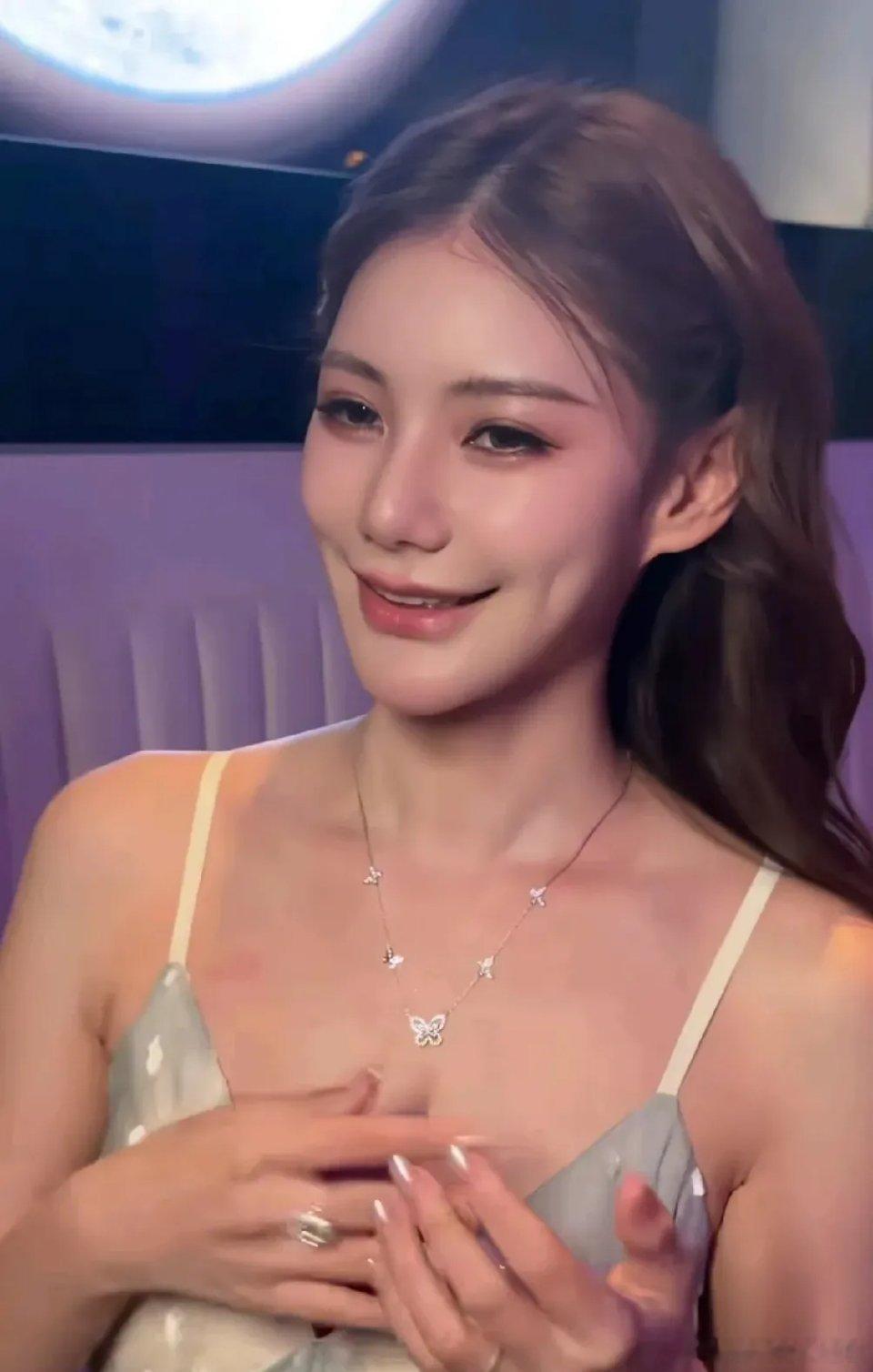 汪小菲送老婆马筱梅生日礼物曝光，价值八万白金钻石项链，比起送前妻大S的珠宝首饰可