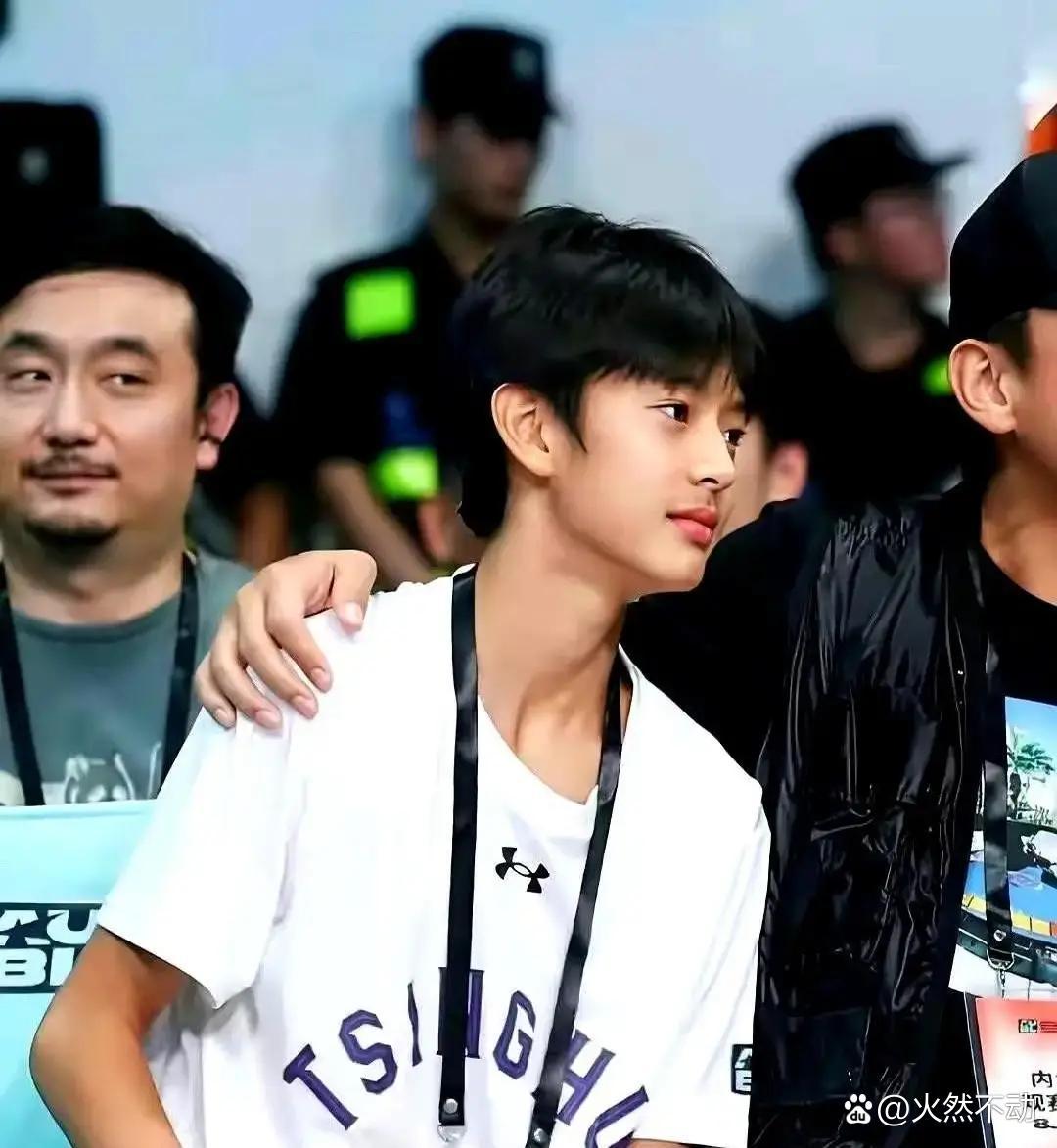 “邓超生了个儿子，结果自己基因全‘离家出走’了？”14岁的等等一露面，网友集