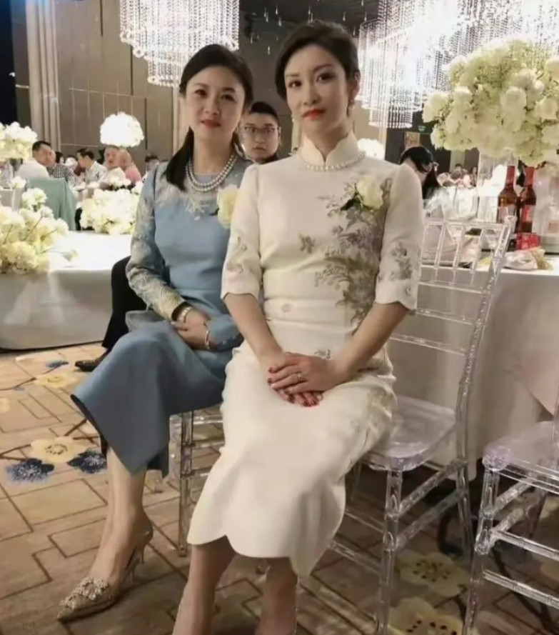 婚礼上的两家亲家母，一个比一个好看