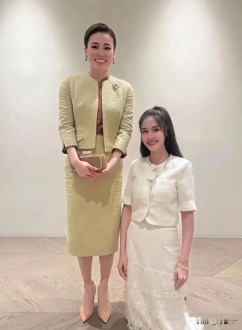 泰国小姐Kwan晒出与苏提达王后合影，跪姿同框画面张力十足。47岁的苏提达穿