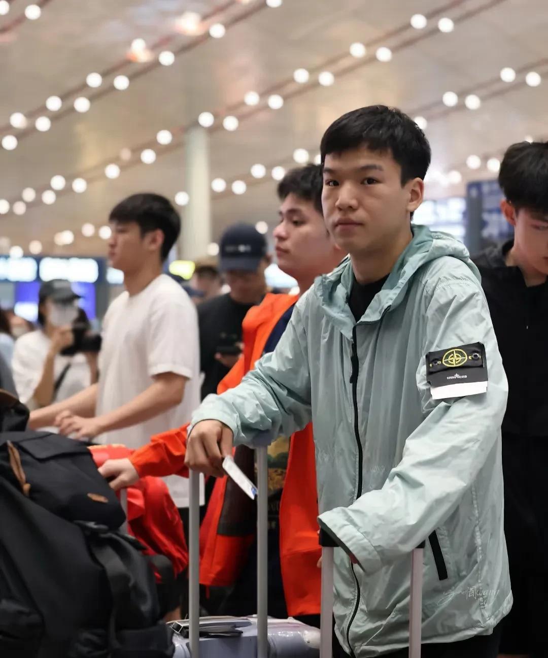 国乒队员们出发飞横滨了。向鹏和王艺迪今天下午3点要出席抽签仪式，后天比赛正式开