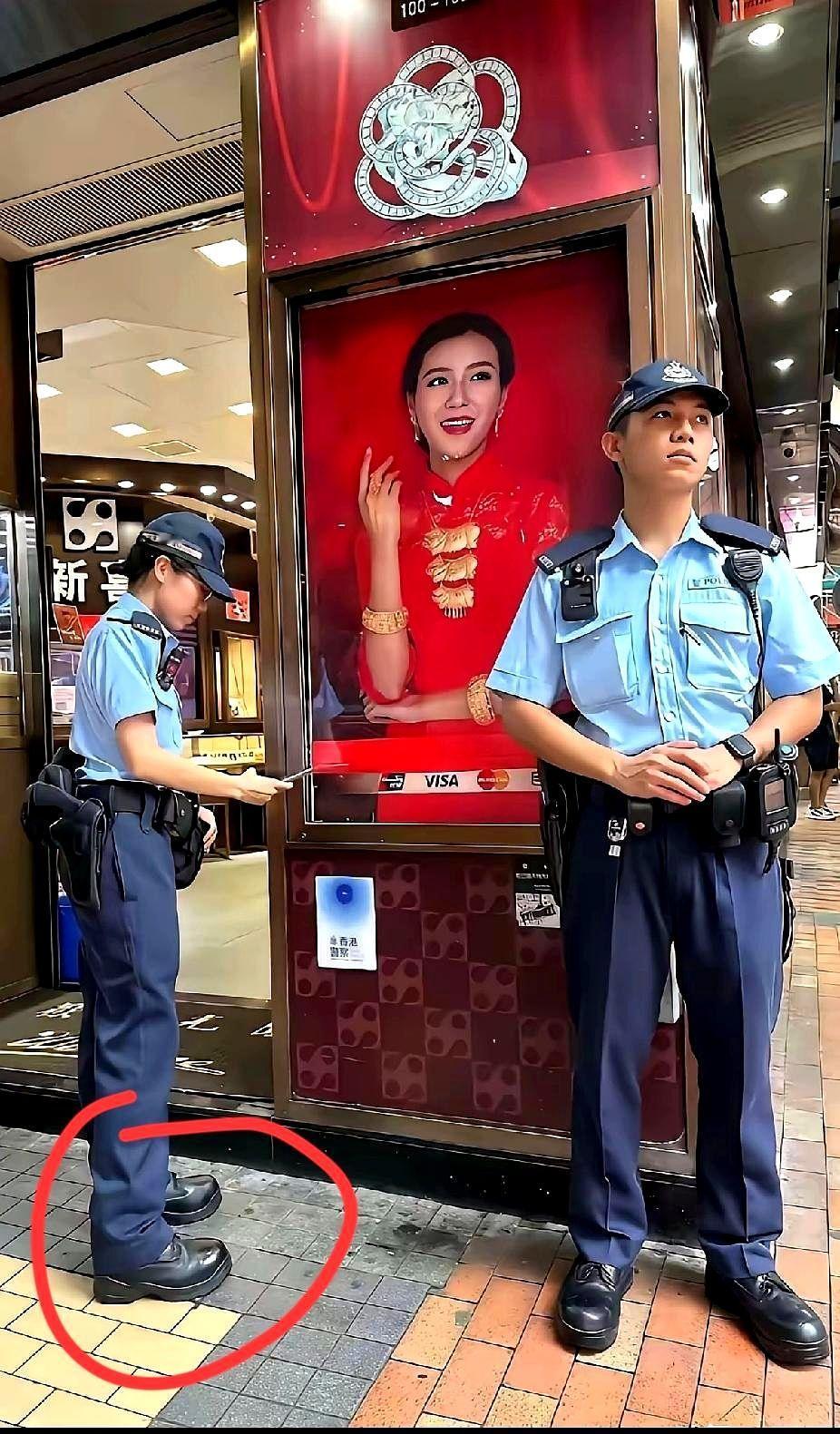 我发现一个很奇怪的问题，香港警察的鞋子为什么要配的这么高的底？这种鞋子虽然好看