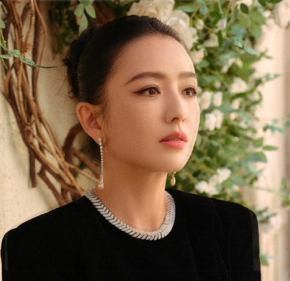 佟丽娅这一点还是很让人佩服坚持每天早上7：30之前，雷打不动的陪儿子早读，假如