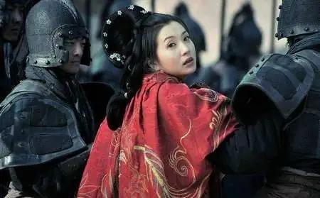 公元199年，吕布被杀后，妻子貂蝉欲挥剑自刎，被曹操的手下抓住，送给曹操。当晚，