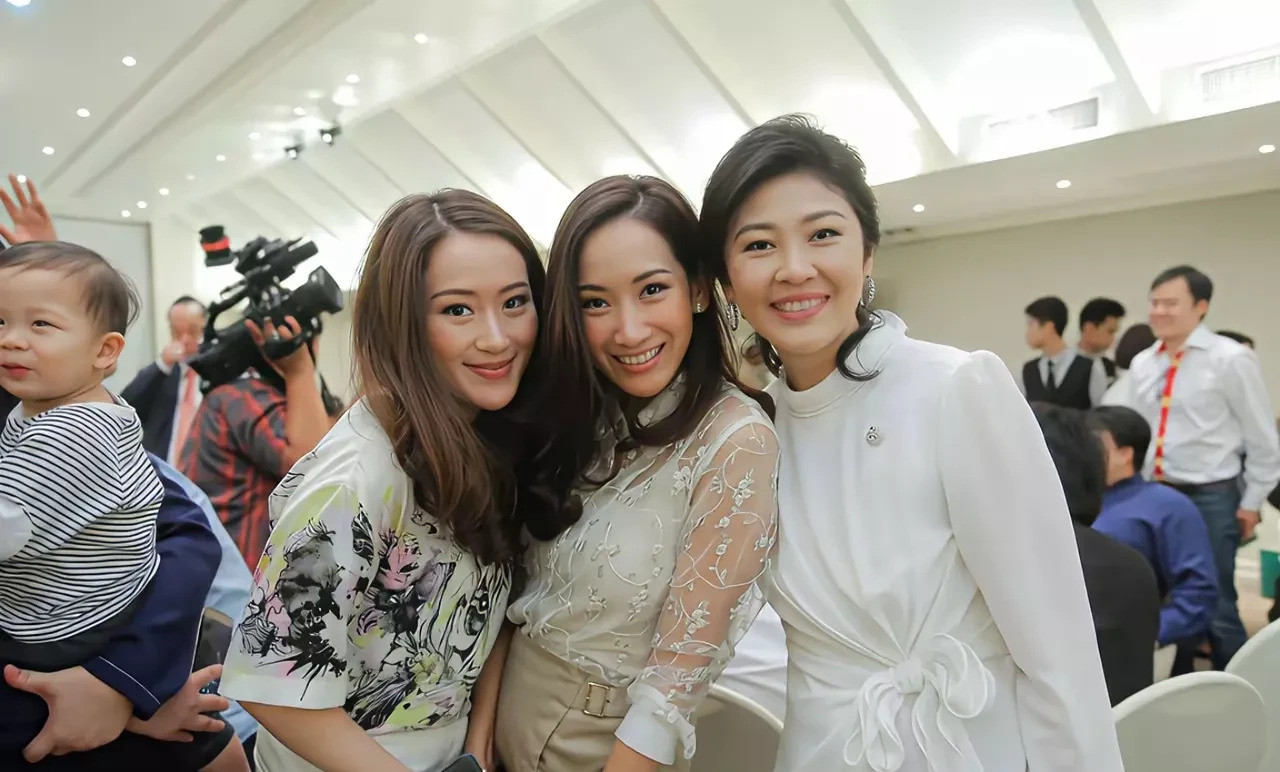佩通坦压力山大，英拉依旧美丽动人泰国总理佩通坦最近肯定不