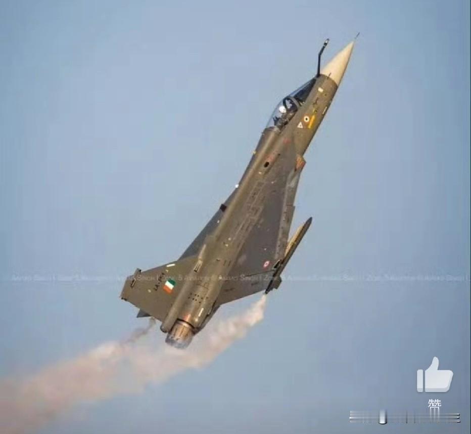 哈哈哈，三哥迪拜航展漏油的光辉战机，今天航展表演时直接表演坠机爆炸大呲花了！[笑