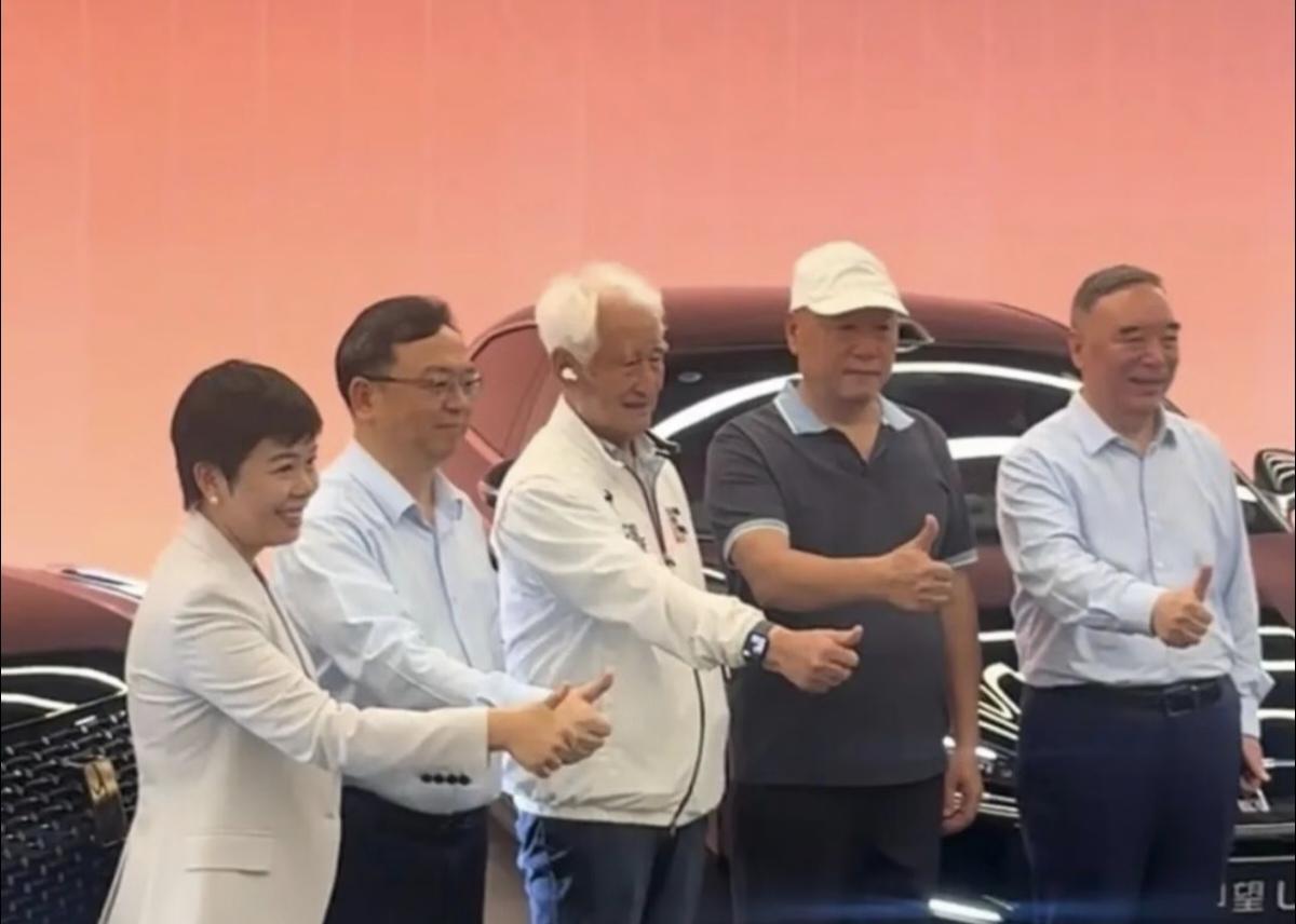 王传福向前茅台董事长季克良交付仰望U8L。在深圳比亚迪全球总部礼宾楼举办交付仪