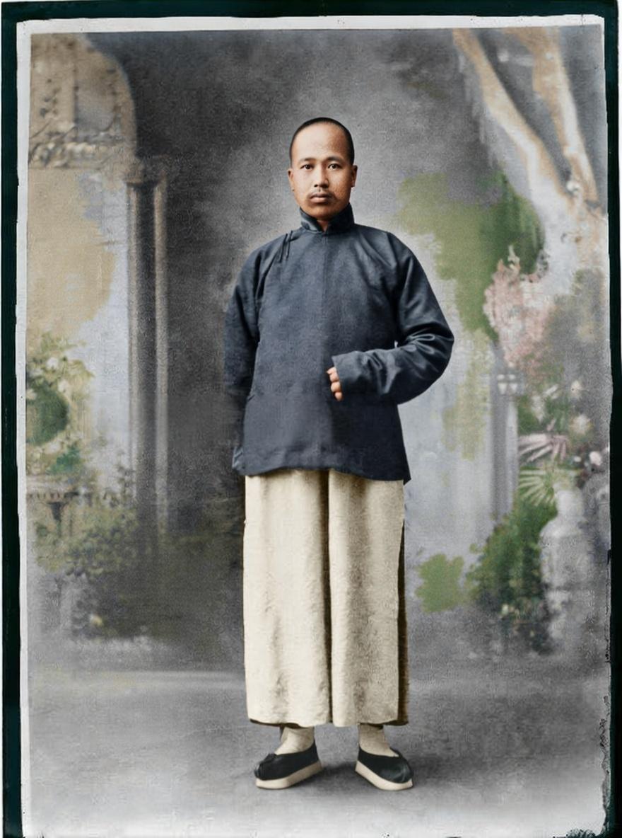 这张照片是康有为在海外流亡期间拍摄的标准像，地点很可能在加拿大或美国，是他作为“