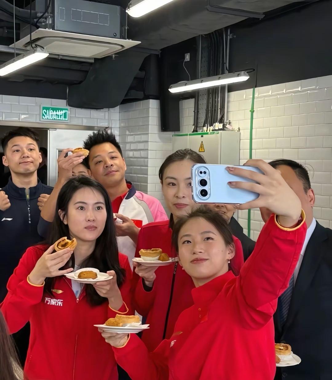 陈若琳、陈芋汐和吴敏霞等这次到澳门还去了厨房，一起做土式葡菜，一起感受做饭的乐趣