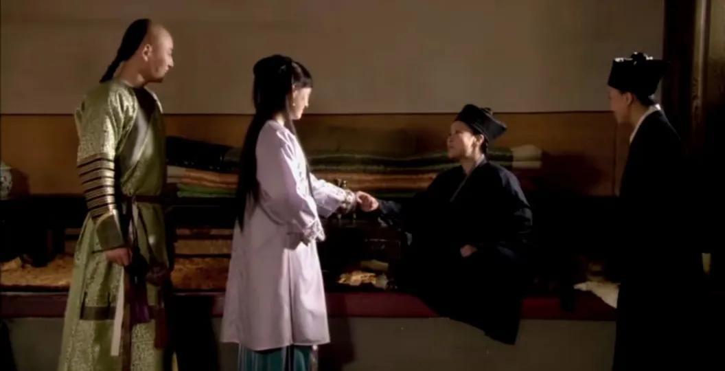 网友都在问，《甄嬛传》里甄嬛为啥不能等生了孩子，让舒太妃扶养着再回宫？看看这现实