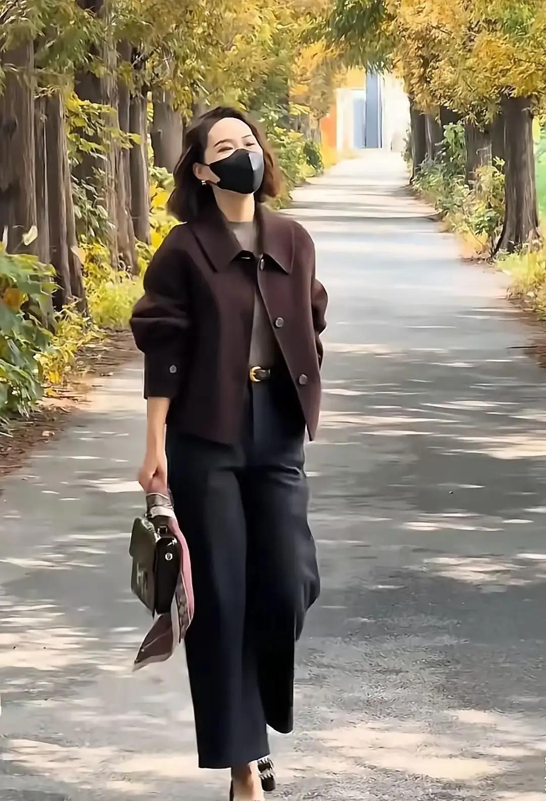 刷到个博主说三千块的大衣穿五年比十件便宜货划算，我直接点赞。她拉着闺蜜逛商场，