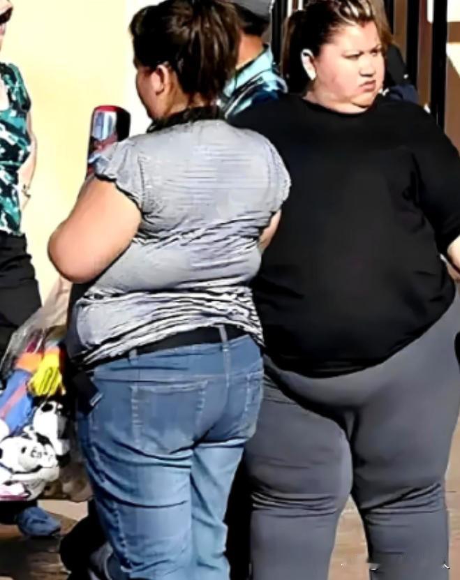 在美国，你要是看到一些体态肥胖，屁股大并且满身是肉的人，放心那大概率是穷人；而看