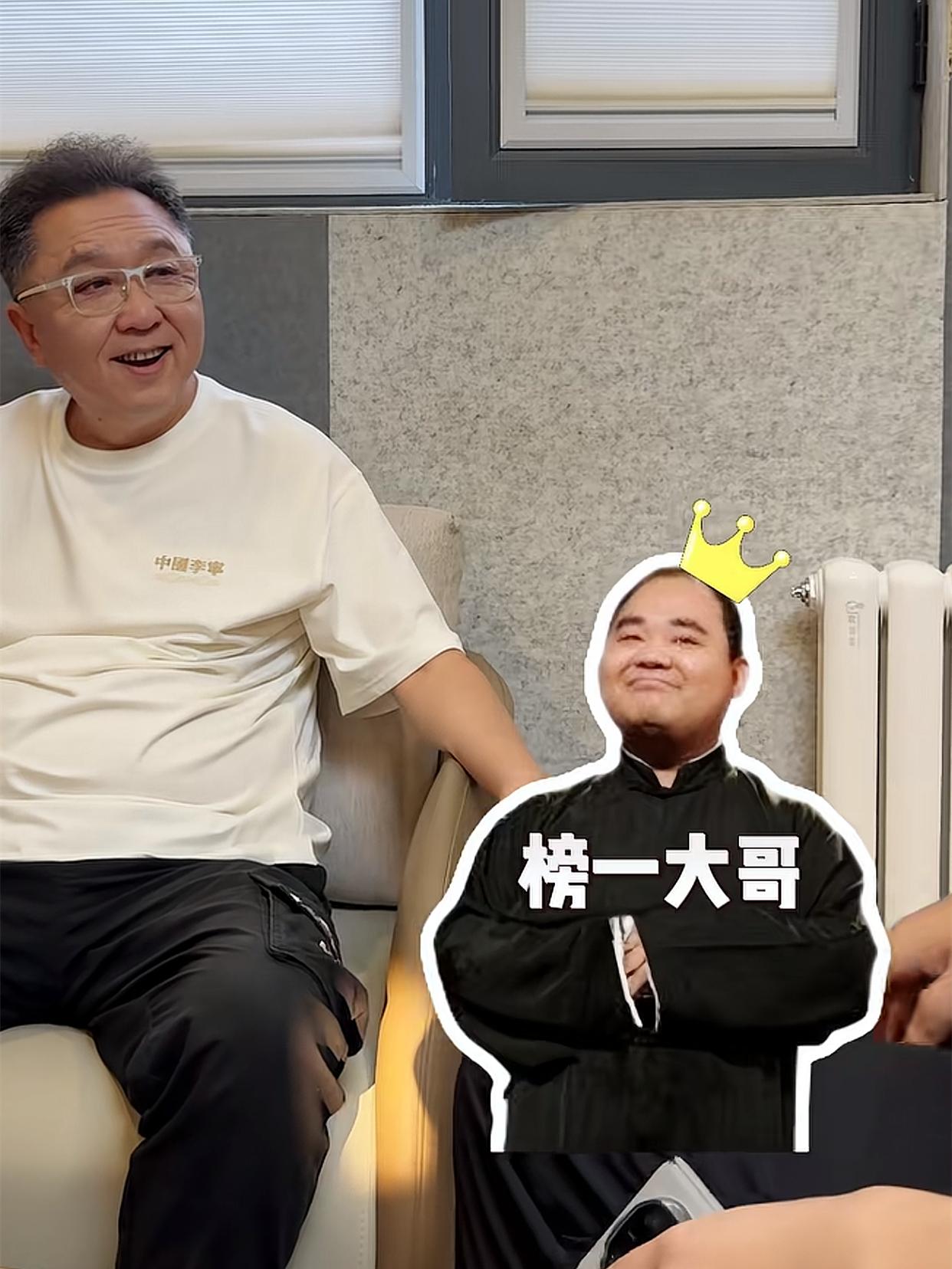 于谦邀请师弟侯震一起直播，准备腰果鸡丁款待，评论区画风跑偏于谦新手机成亮点！于谦
