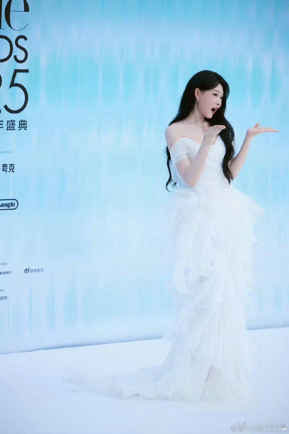 沈佳润谢谢所有可爱的相遇她那句谢谢所有可爱的相遇，其实也是在对自己说：幸好没有