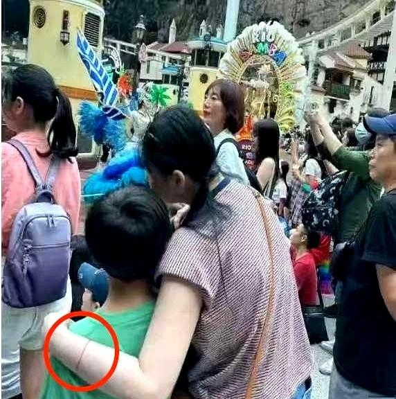 大S的这张背影照片就可以看出来，她嫁给具俊晔之后她打扮确实不讲究了。背厚还驼