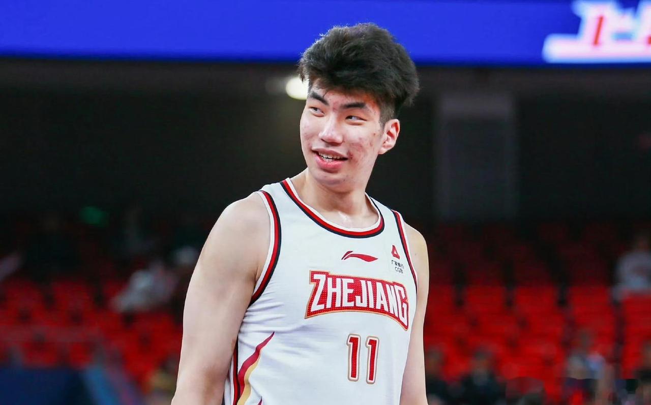 有点意外！男篮新一轮集训最新名单公布，具体如下：后卫5人:胡明轩——赵睿——廖