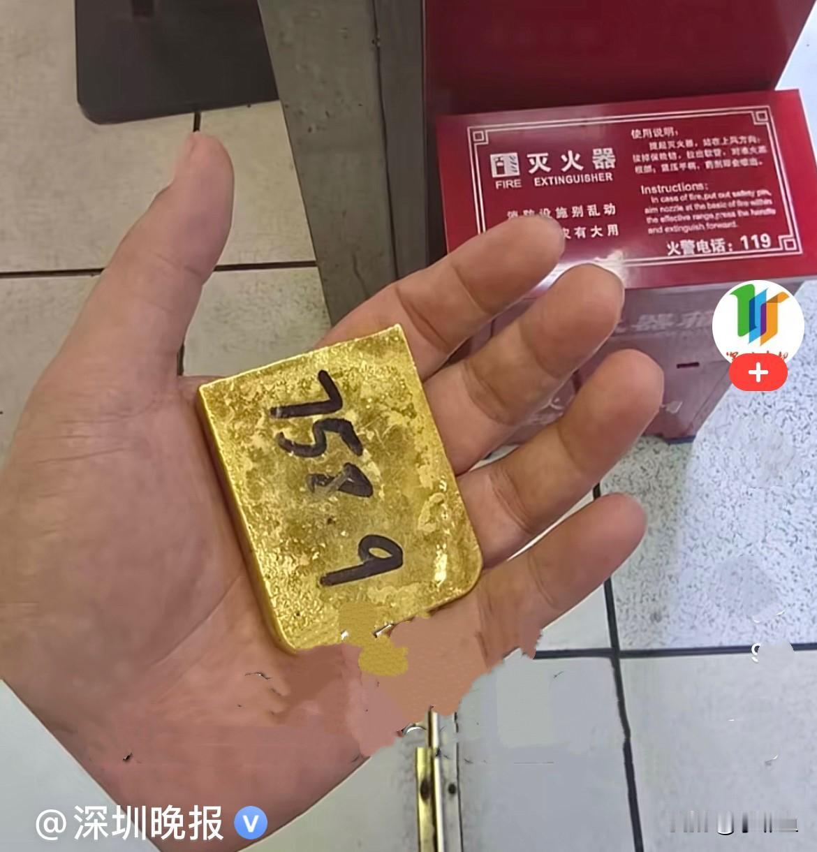 近日，广东深圳水贝，下午四、五点，在水贝做黄金批发的蔡女士，正赶路去接孩子放学。