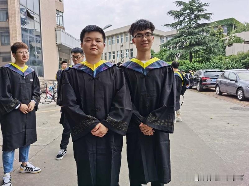 我做了一下对比，就是我本科同学和研究生同学他们分别去哪里工作了？现在10年过去了