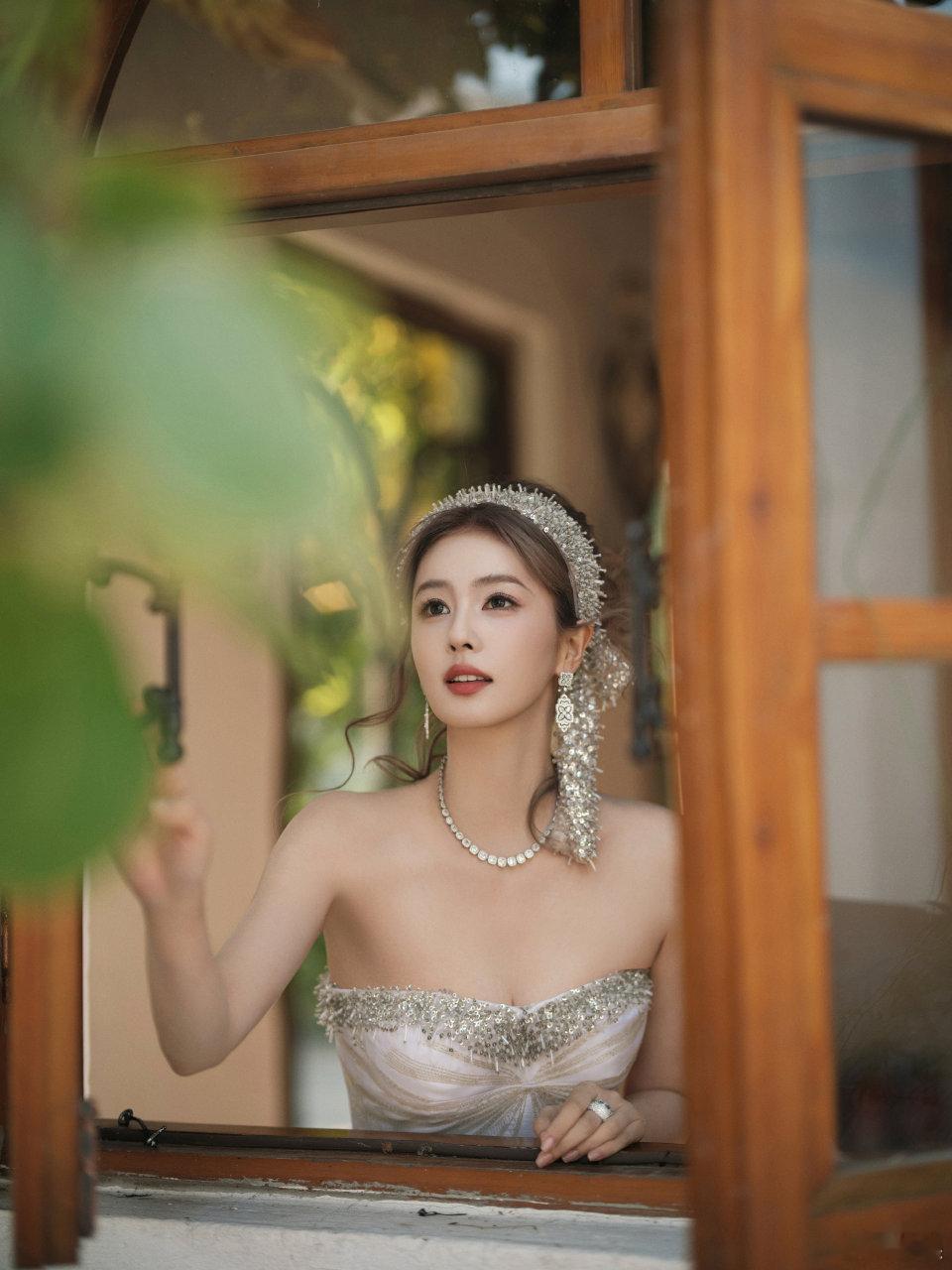 白鹿水晶发带公主裙​​​美神降临～白色公主裙搭配亮晶晶的发带，白鹿今天美的太超