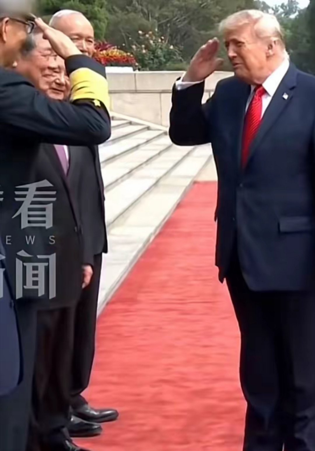 老特以前跟人握手，那是“铁钳手”——掌心向下，猛一拽，气场压得人喘不过气。但你看