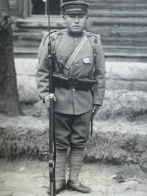 一名日本士兵的留影，这一张照片拍摄于上世纪30年代后期至40年代侵华战争时期，拍