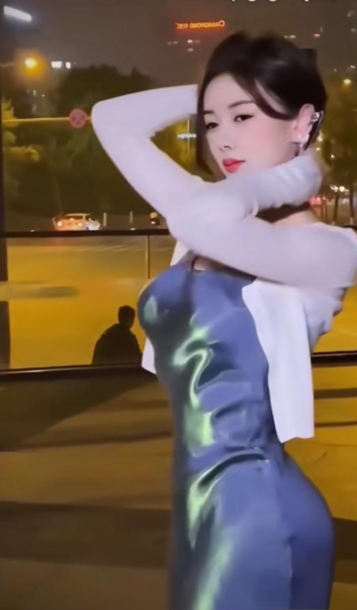 上联：风吟万壑悠下联：月诵百水阔