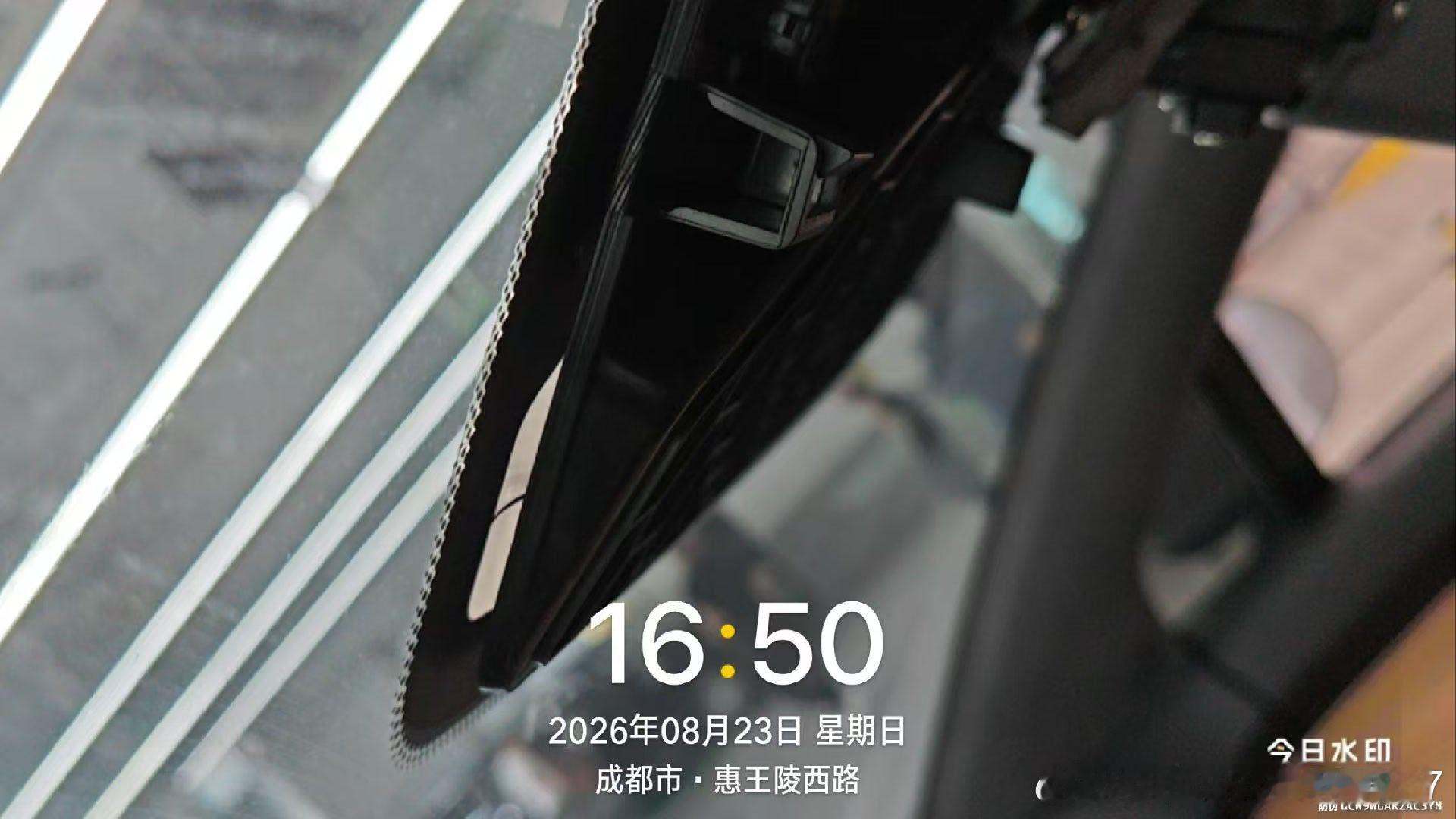 我25年买的智界R7，1年的时间雨量传感器脱落，开车到4S店检查，发现塑料固定件和前挡玻璃之间的胶脱