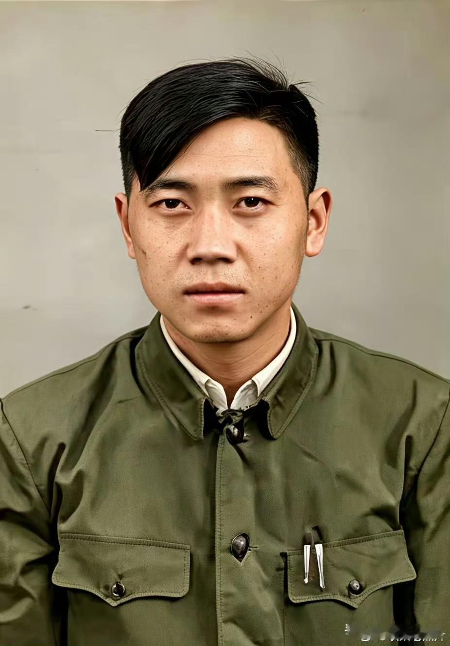 1952年，邱少云同志送给战友陈大权的照片，从照片上看邱少秋浓眉大眼，五官端正，