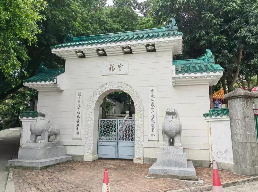 谢贤走了。葬礼低调得不像话。结果港媒曝光他长眠地全网傻眼，宝福山那地方有钱都买不