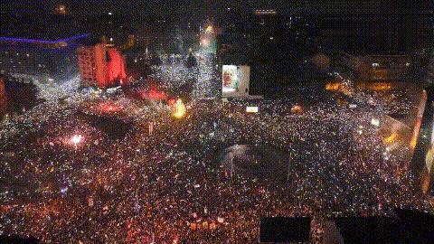 塞尔维亚后，匈牙利也乱了！5万人上街集会，誓要推翻欧尔班“拥抱自由”据路透社等