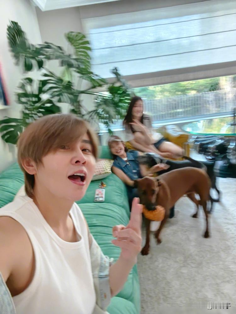 谁能想到，娱乐圈最铁的闺蜜局，竟是这四个八竿子打不着的女人。9月3日，李小冉