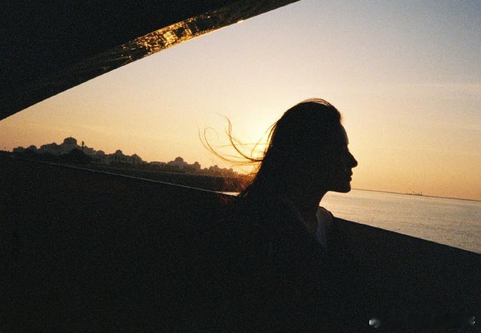 国际巨星刘亦菲ig更新继续发布阿布扎比之旅的美图美貌与星光的TOP刘亦菲早就爱你