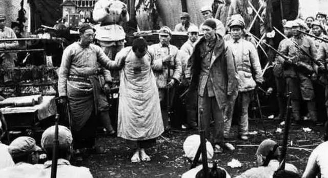 1947年豫西战场，解放军给国军中将武庭麟送劝降信，他却想杀了送信人，部下劝他，