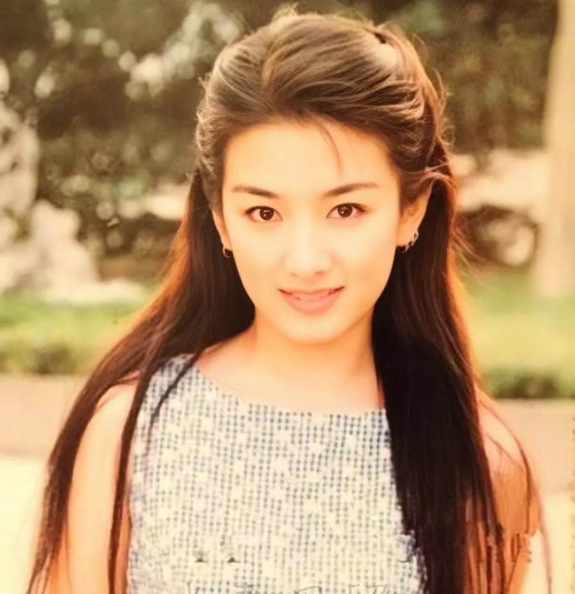 因为这张照片，23岁的黄奕进入娱乐圈最近看到黄奕的女儿不想去上学，想要去