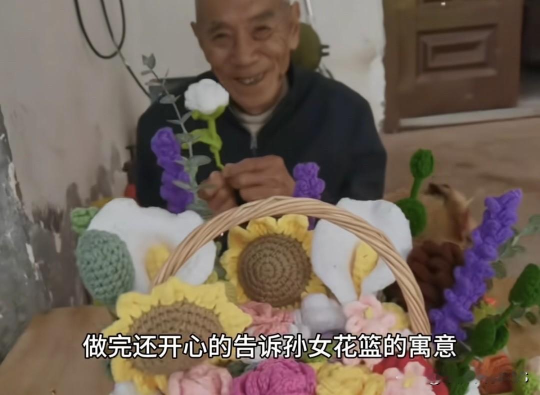 90岁的爷爷，听说城里亲戚搬新家了，特意扎了个花开富贵的花篮，还带上自家种的农产