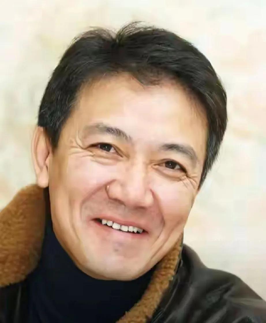 家人们，67岁身价千万的李幼斌，给咱中老年人敲响了警钟！荧幕上他是硬汉“李云龙”