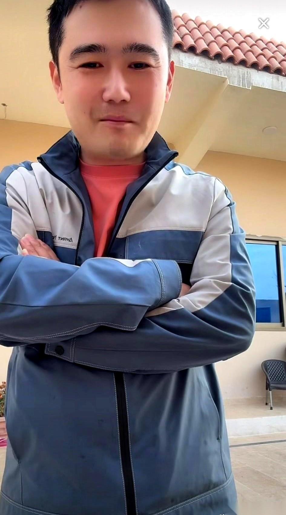 就因为别的女人发了条工作微信，他老婆，那个巴基斯坦的“铁锤”，当着直播间几十万人