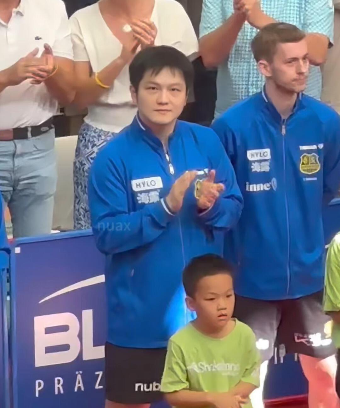 樊振东前面的小孩，知不知道自己后面是我们敬佩的英雄，小孩子小小年纪就近距离接触世