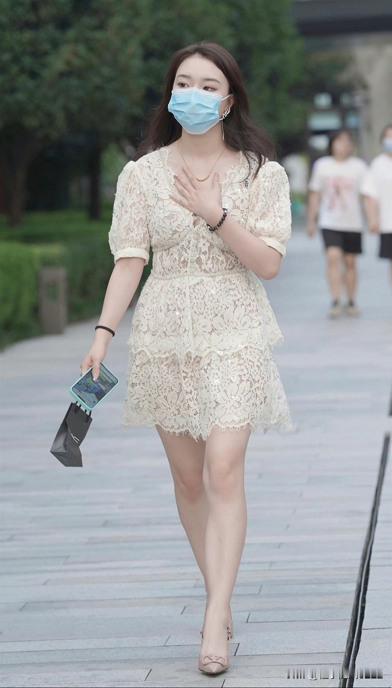 夏日穿搭指南：蕾丝连衣裙+口罩，清新又时尚