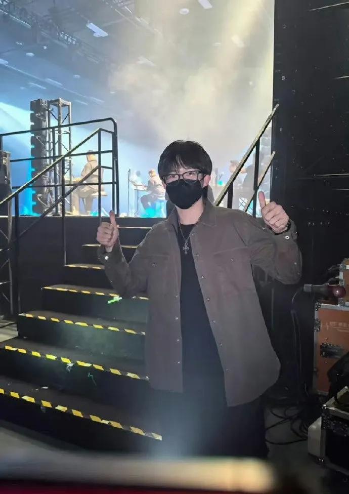 王楚钦现身演唱会被球迷偶遇！赛场外享受生活获点赞近日，乒乓球运动员王楚钦被
