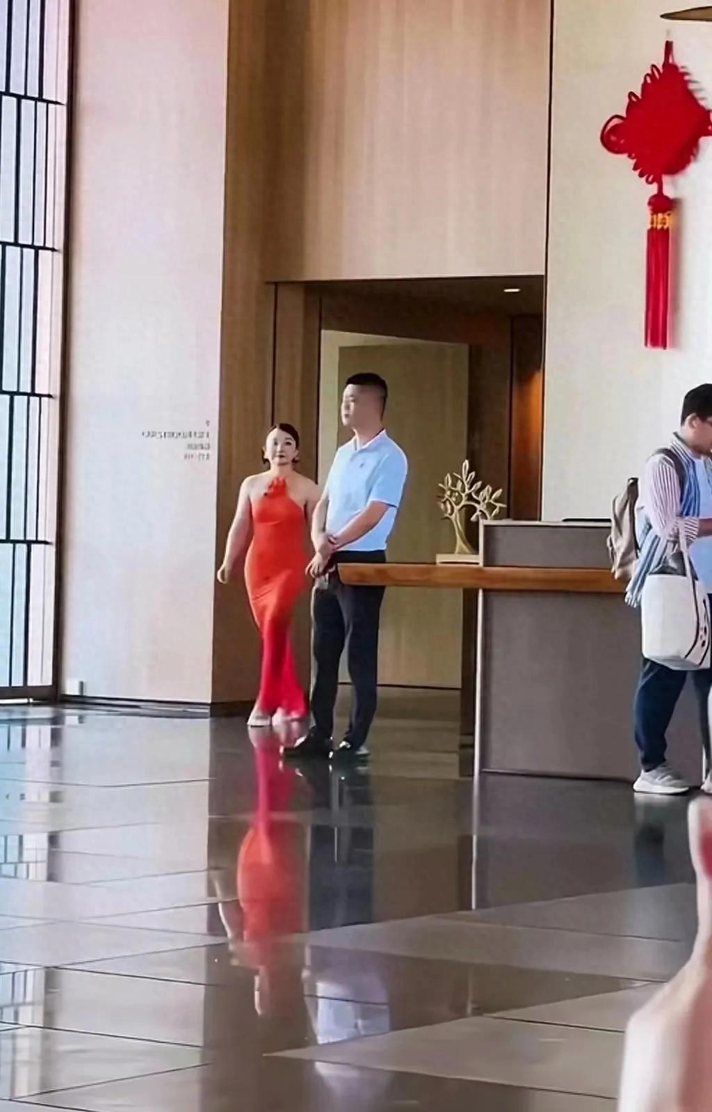 虽然肉肉的，但是腰臀比，整个身形比例很好。怎么做到的呢？